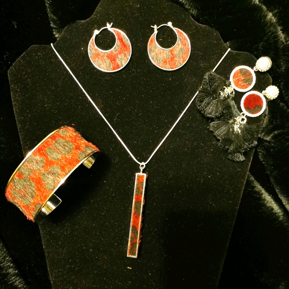 NEW Burgundy Animal Print Jewelry Set